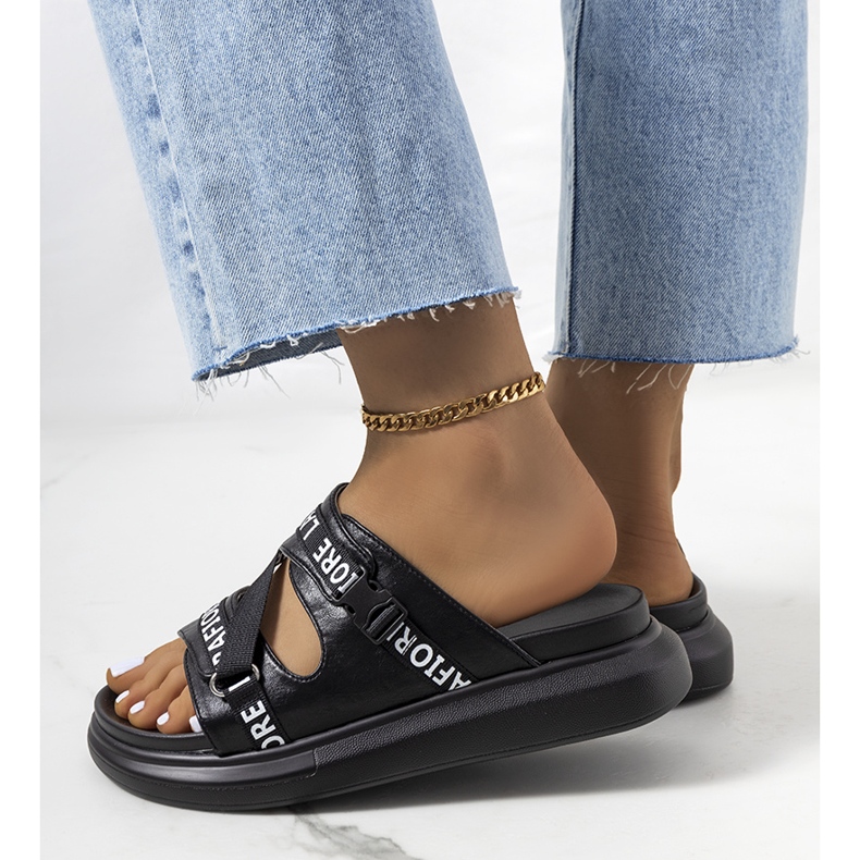 Mustat tossut alustalla 1