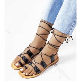 Albertis mustaksi lakatut sandaalit 1