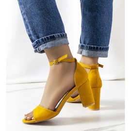 Sinappisandaalit Polet-postissa keltainen 1