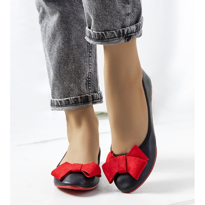 Mustat balerinat Kasslin-rusetilla 1