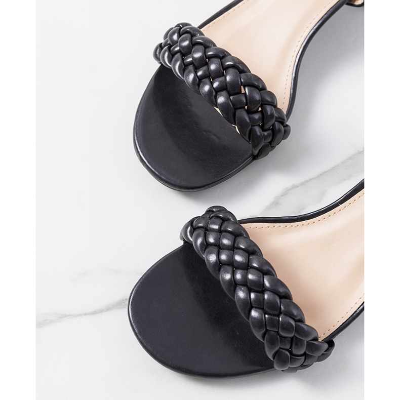 Mustat sandaalit Margo-tolppassa 1