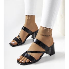 Mustat lakatut tossut Gare-pilarissa 1