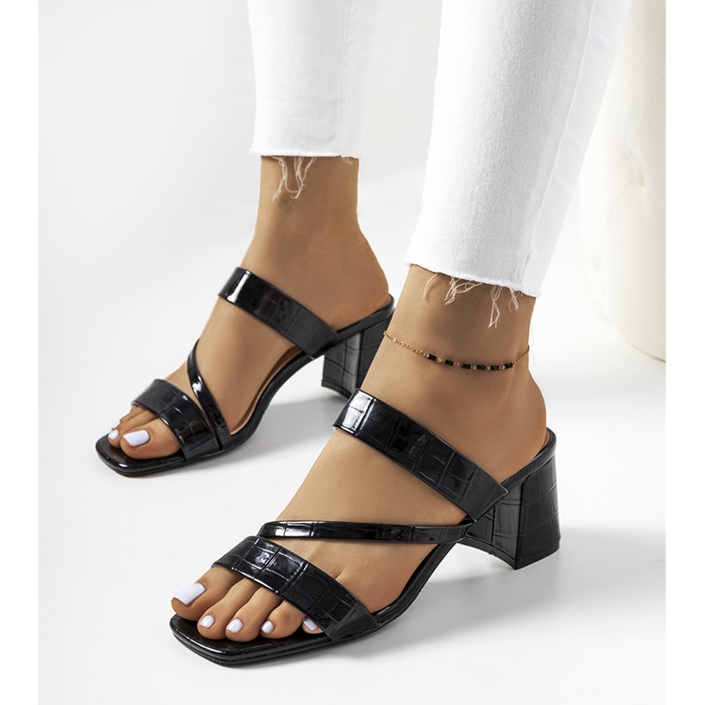 Mustat lakatut tossut Gare-pilarissa 1