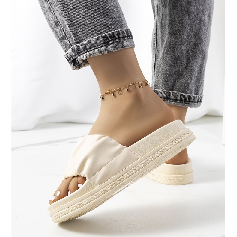 Beiget tossut Baldwin-tasolla 1