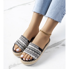 Mustat tossut Ana-tasolla 1