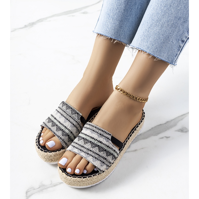 Mustat tossut Ana-tasolla 1