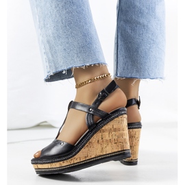 Mustat kiila sandaalit merkiltä Alannah 1