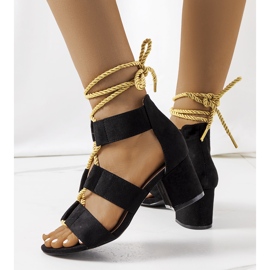 Mustat sandaalit Saliba-postissa 1