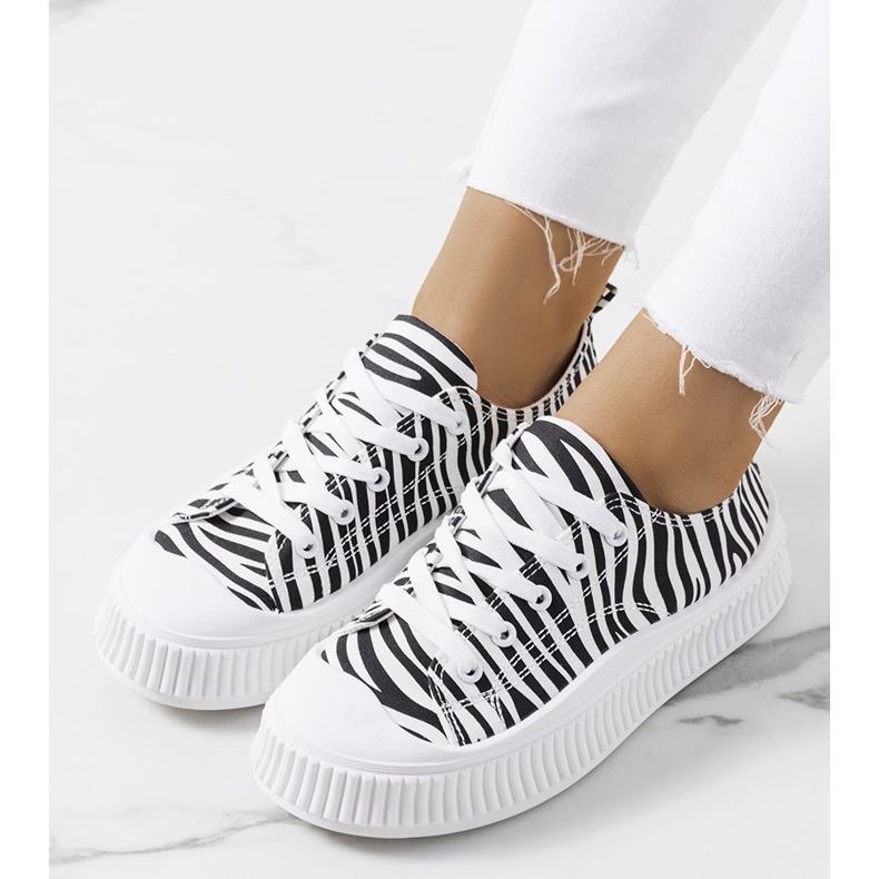 Mustavalkoiset lenkkarit Chovka-alustalla valkoinen 1