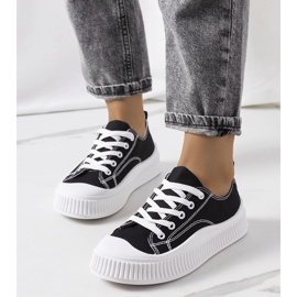 Mustat tennarit Chovka-alustalla 1