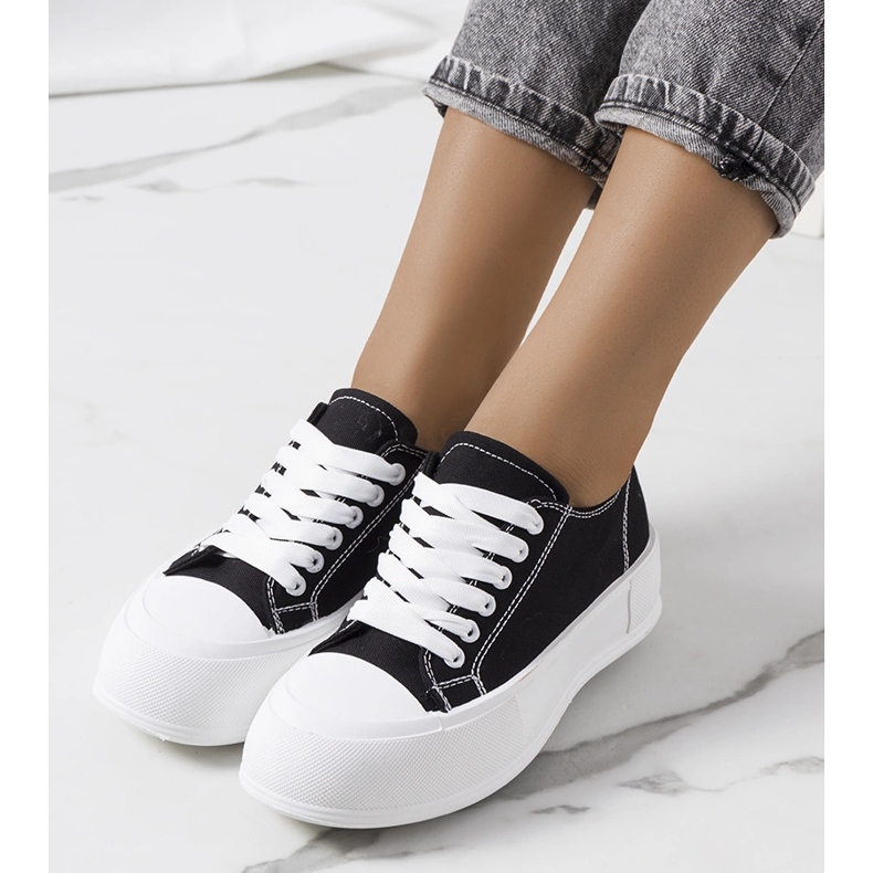 Mustat tennarit Louisal-alustalla 1