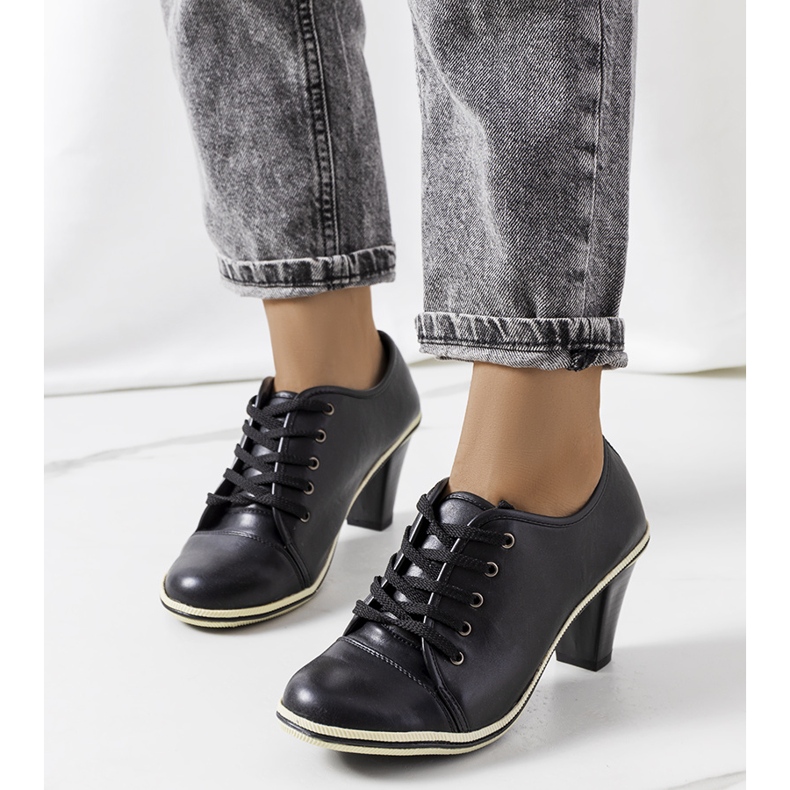 BM Mustat kengät Filra-postissa 1