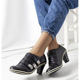 Mustat brogut Payla-postissa 2