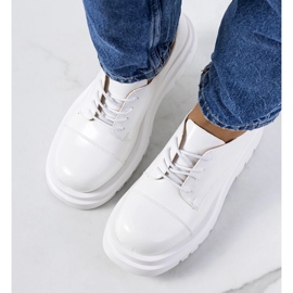 Hentan valkoiset kengät traktorin pohjassa valkoinen 1