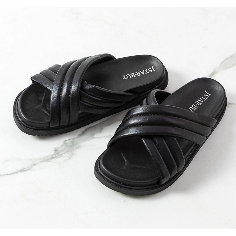 Mustat tossut Daintree-tasolla 1