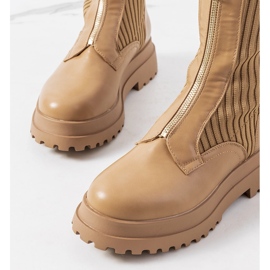 Lewinin ruskeat saappaat, joissa sukkapäällinen 1