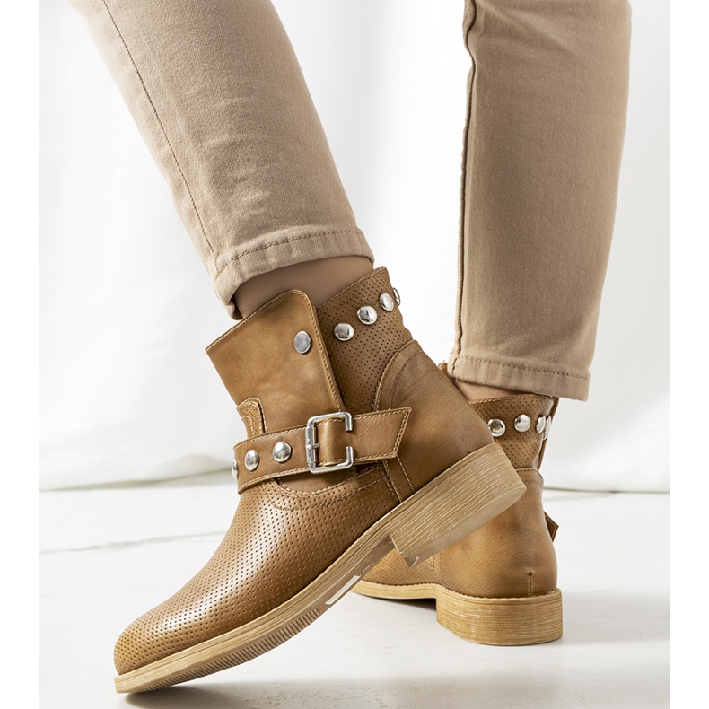 PA1 Lävistää ruskeat saappaat 1