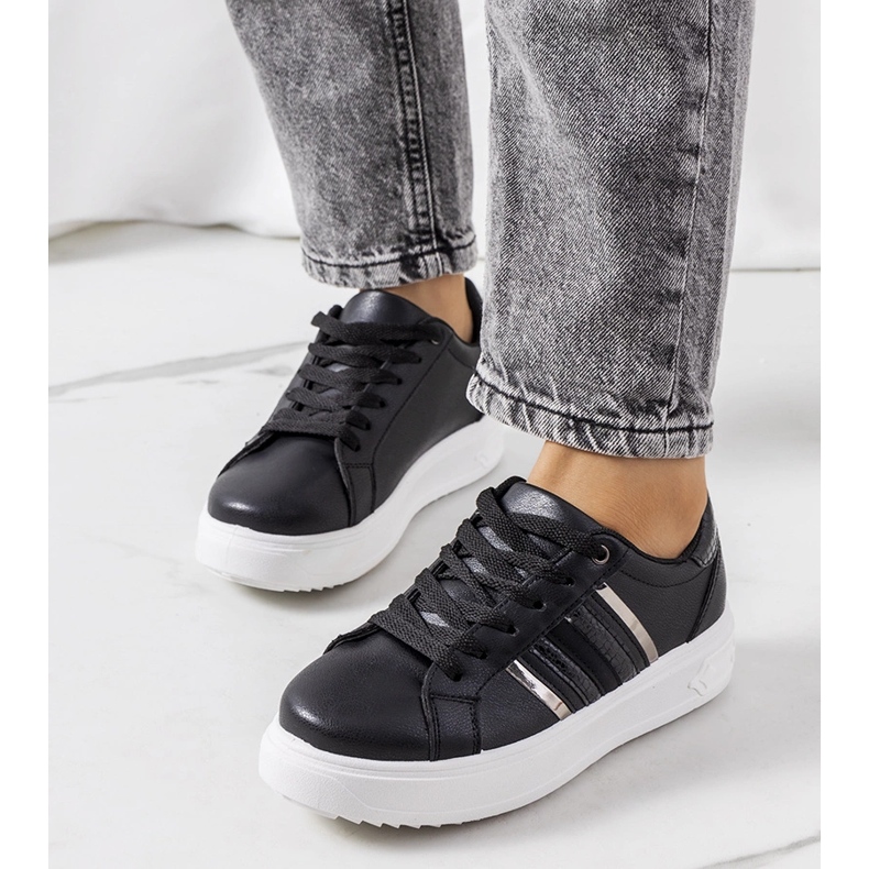 Mustat lenkkarit Goldsmi-alustalla 1