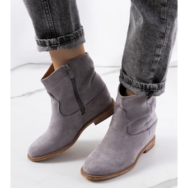 Harmaat saappaat sisätiloissa olevalla Hunjet-kiilakorolla 2