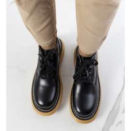 Redelekin mustat saappaat 1