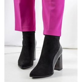 Mustat saappaat Leonar-postissa 1