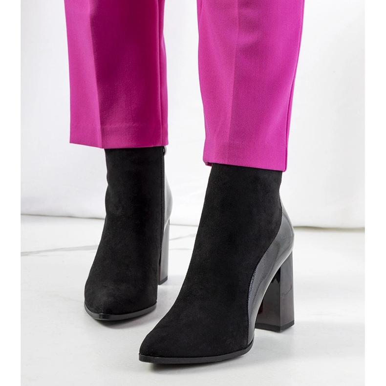 Mustat saappaat Leonar-postissa 1