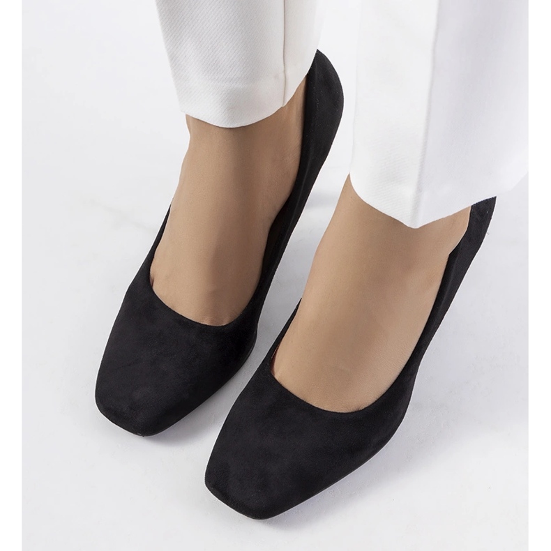 Mustat pumput Coxi-stilettokengässä 1