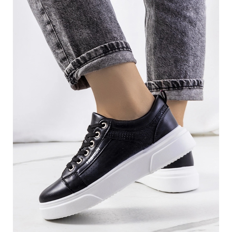 Mustat tennarit paksulla Louisiana-pohjalla 1