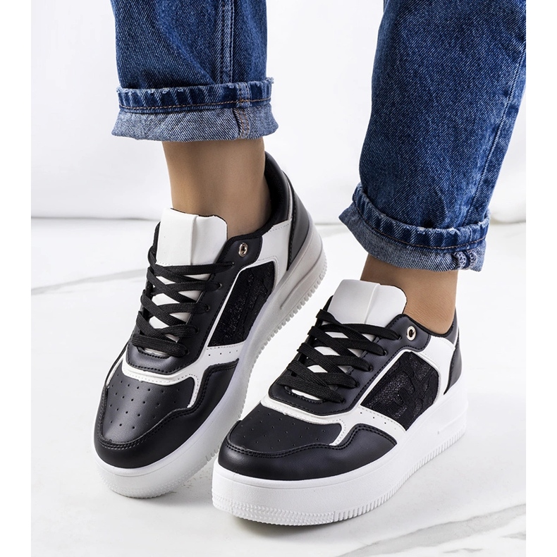 Mustat lenkkarit Coronel-alustalla 1