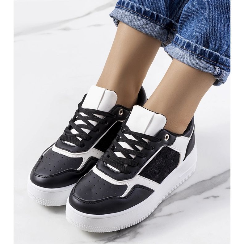 Mustat lenkkarit Coronel-alustalla 2