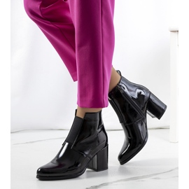 Musta kiiltonahka Norwichista 1