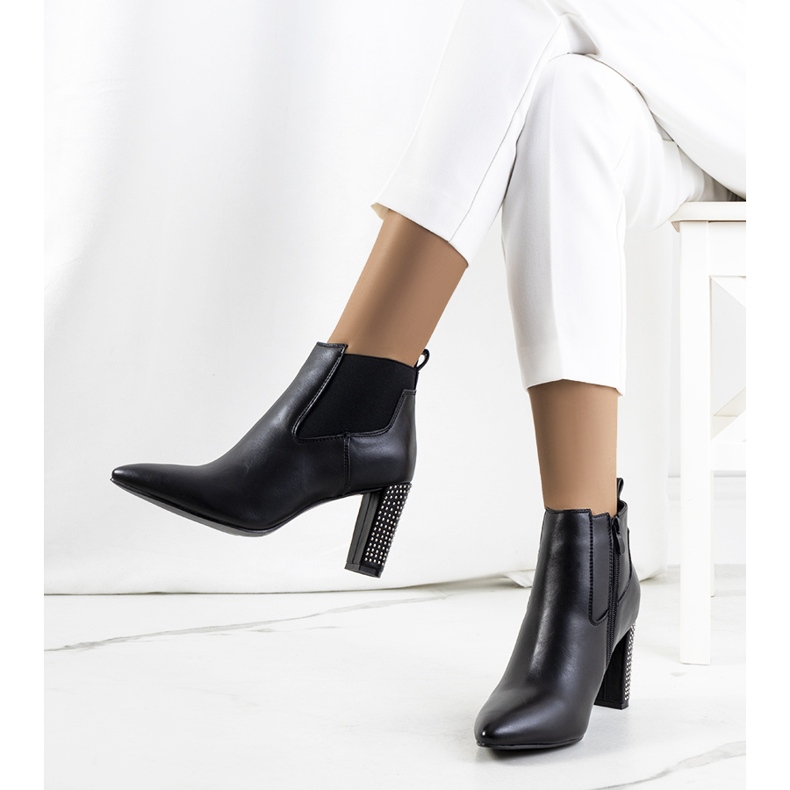 BM Mustat nilkkurit Rochdale-tolppassa 1