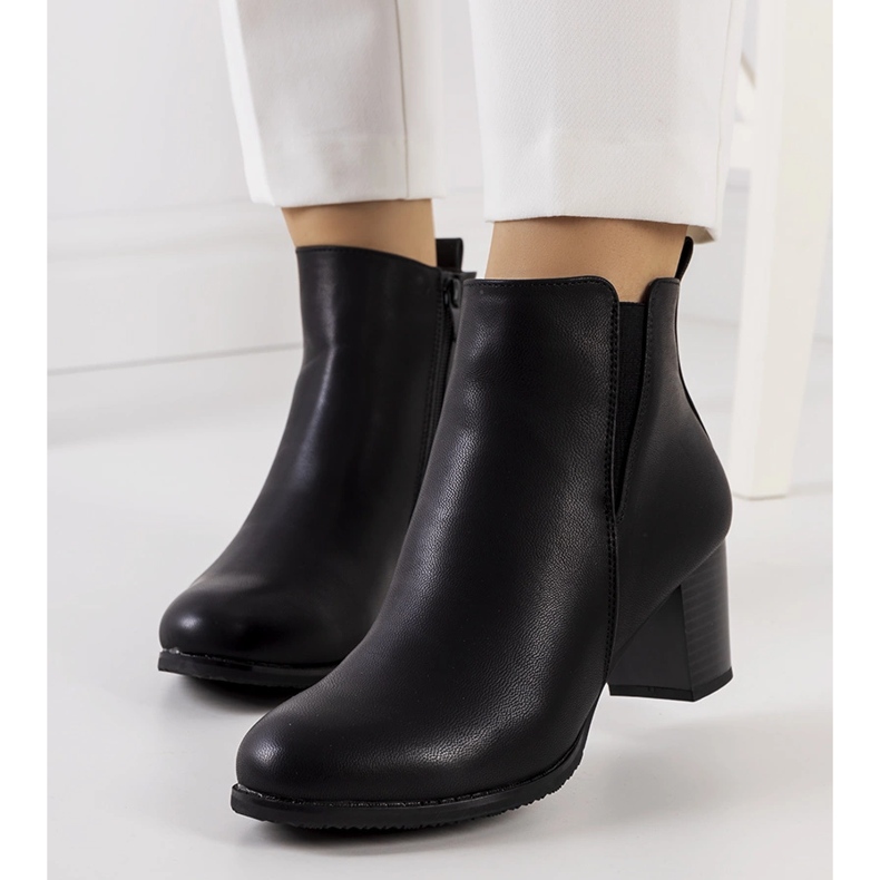 Mustat saappaat Beggerin pylväässä 1