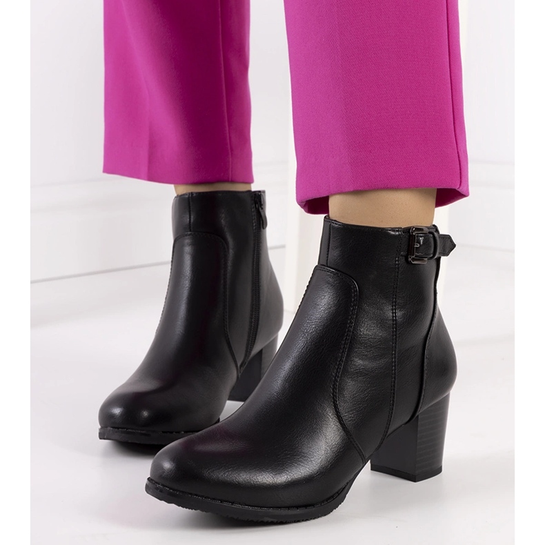 Mustat saappaat matalassa tolppassa Bogotasta 1