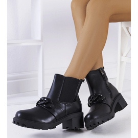 Mustat nilkkurit Bilka-ketjulla 1