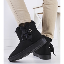 Mustat lumisaappaat Lachance-rusetilla 2