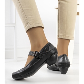 Mustat pumput kiinnitetään Via-hihnalla 1