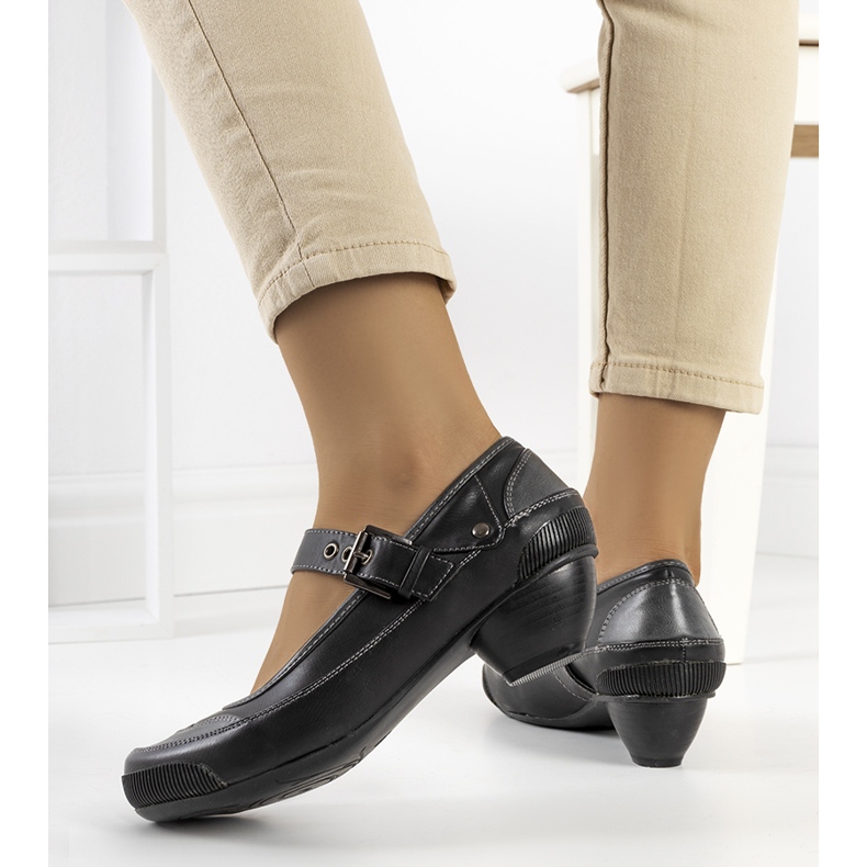 Mustat pumput kiinnitetään Via-hihnalla 1