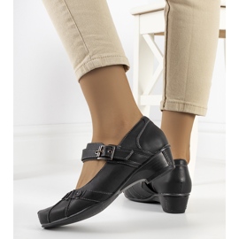 Mustat pumput kiinnitetty Gomez-hihnalla 2