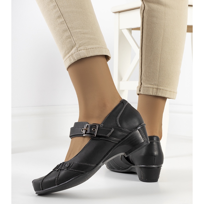 Mustat pumput kiinnitetty Gomez-hihnalla 2