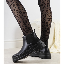 Mustat saappaat Tausel-alustalla 1