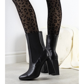 Mustat saappaat vakaasta Viridia-tolpasta 1