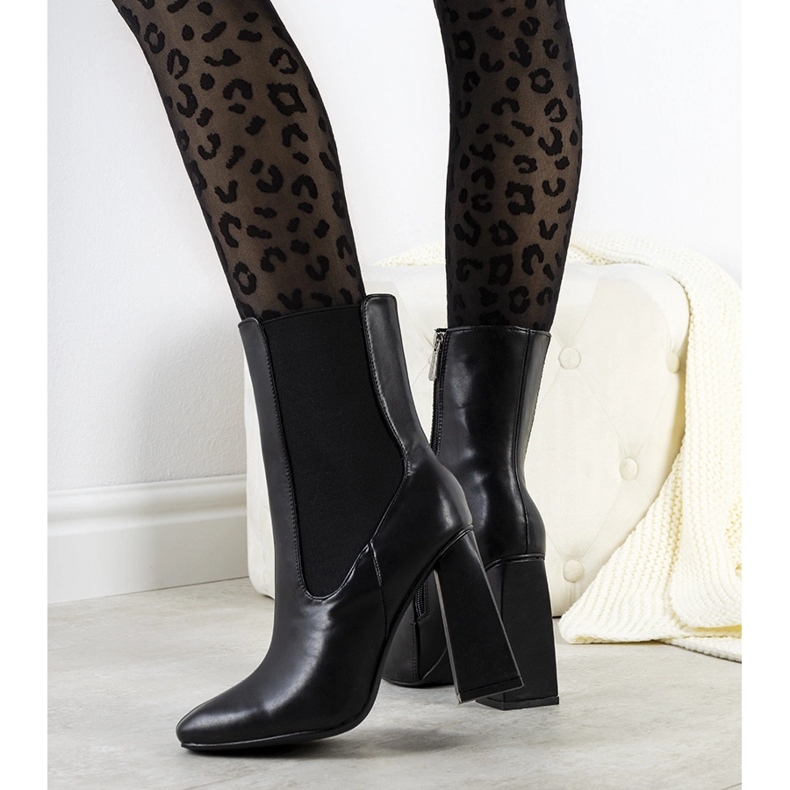 Mustat saappaat vakaasta Viridia-tolpasta 1