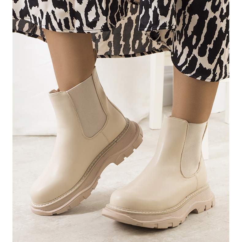 PA1 Pilarin beigenväriset naisten saappaat 1