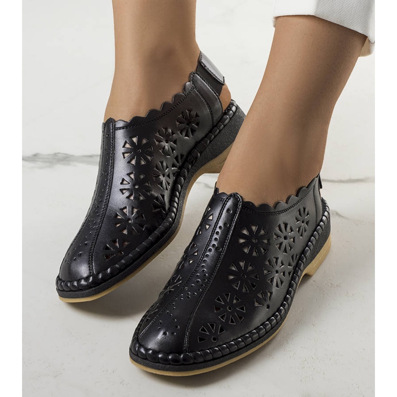 PA1 Mustat harjakattoiset Ferre-tossut 1