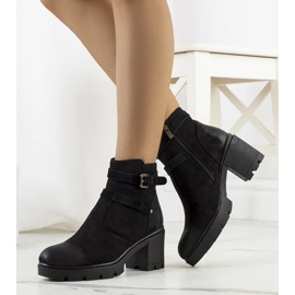 Mustat saappaat Lamaris-traktorin pohjassa 1