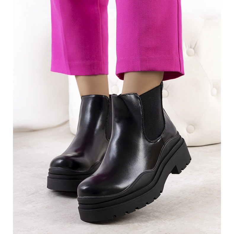 PA1 Mustat saappaat Gaffney-alustalla 1