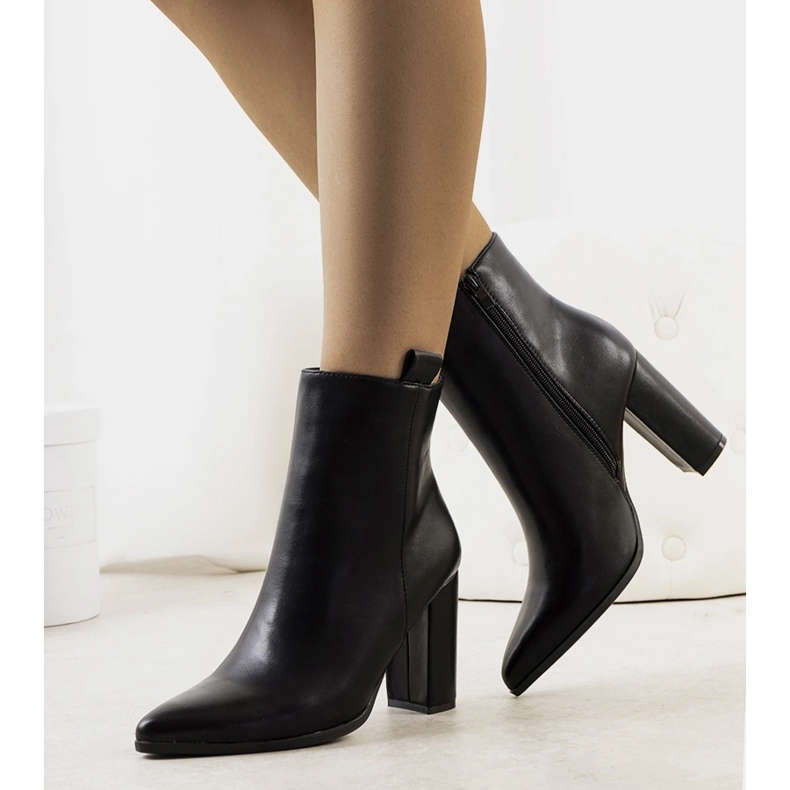 Mustat saappaat Eduar-postissa 1