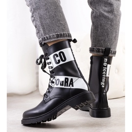 Mustat trapperit koristeltu Mota-kirjoituksilla 1