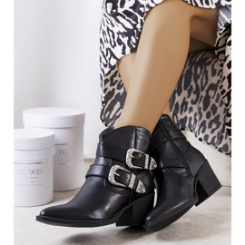 Mustat cowboysaappaat 1